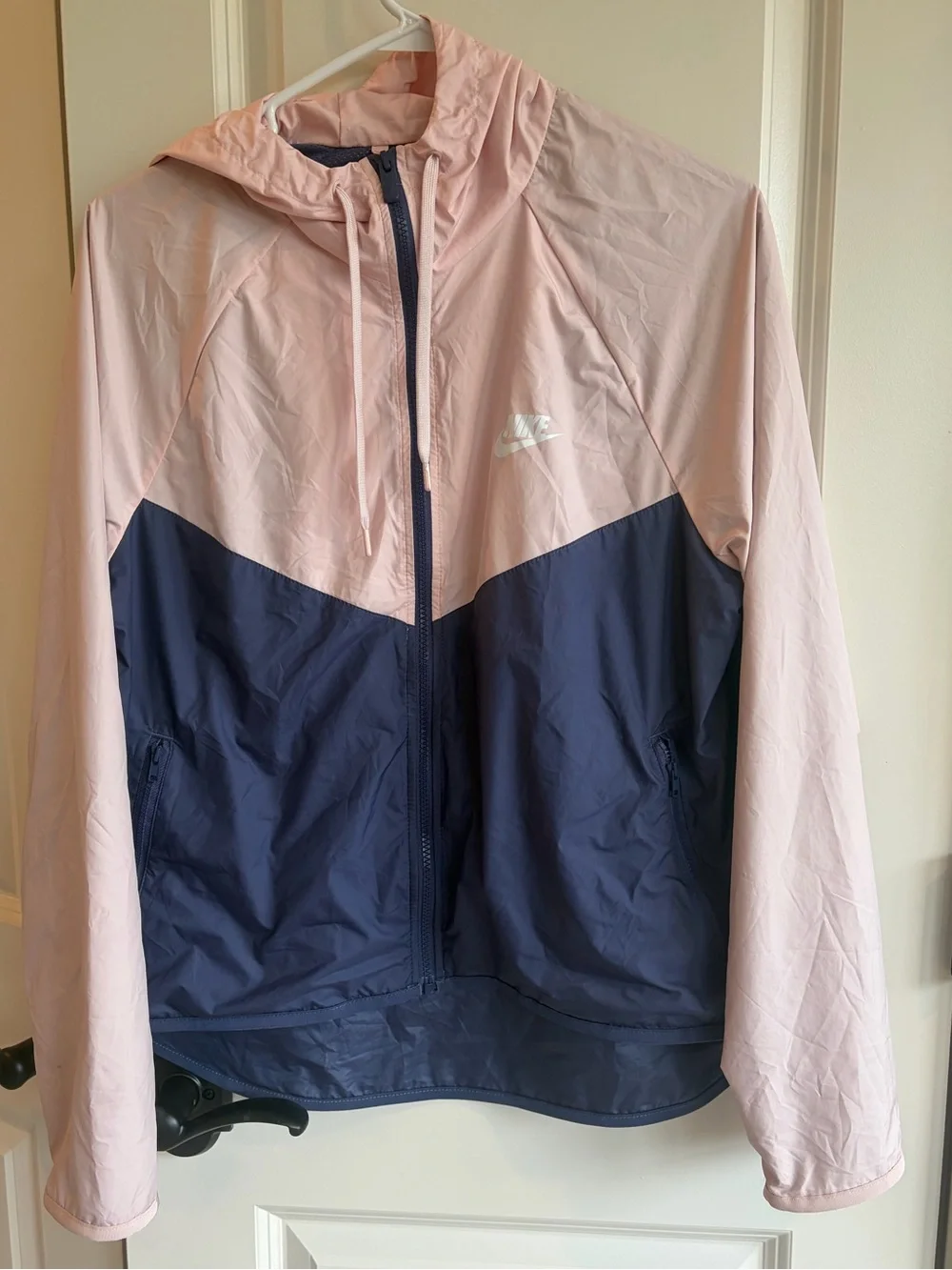 Nike Women’s Light Pink and Light Navy Colorblock Hooded Windbreaker Size M